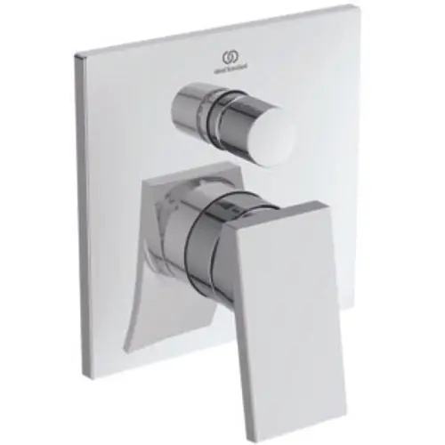 Chromfarbene Badarmatur mit quadratischer Wandplatte und zwei Bedienelementen, entworfen von Ideal Standard.